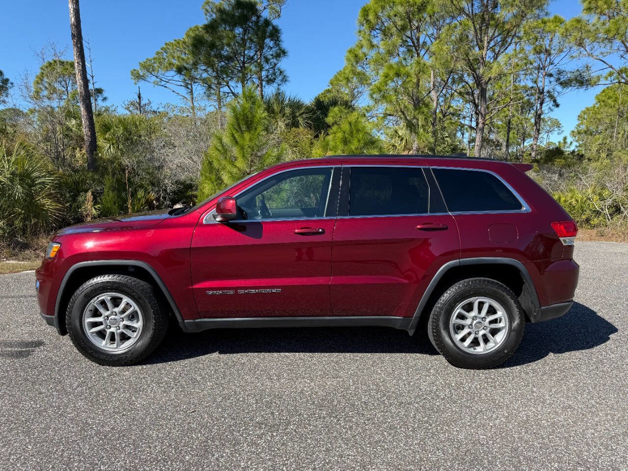 Used 2019 Jeep Grand Cherokee Laredo image 2