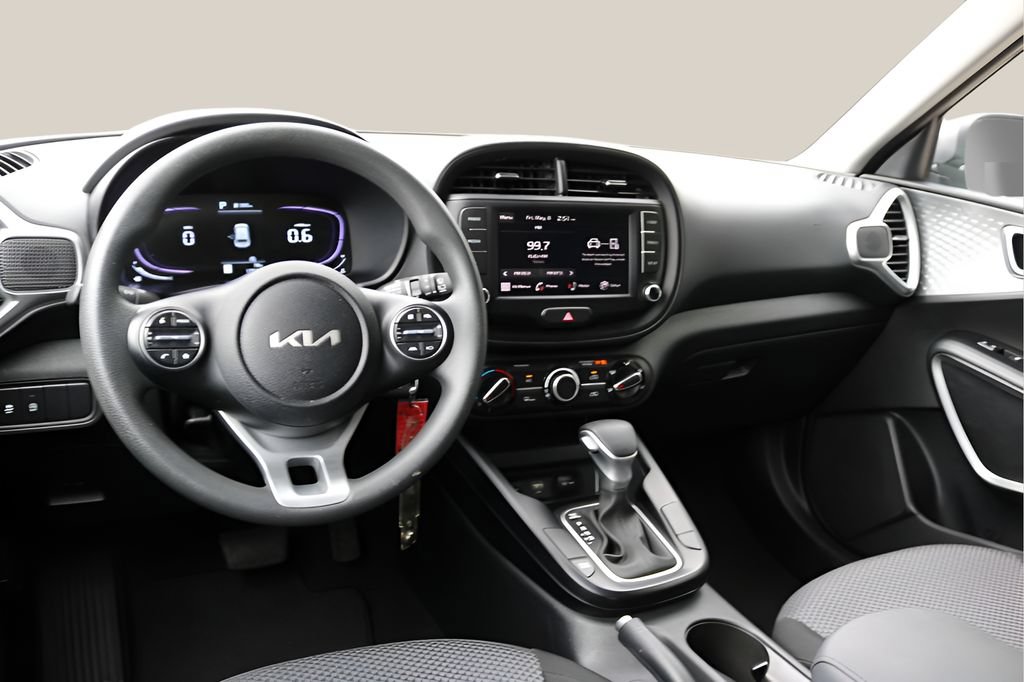 Used 2025 Kia Soul LX w/ LX Technology Package FWD image 14