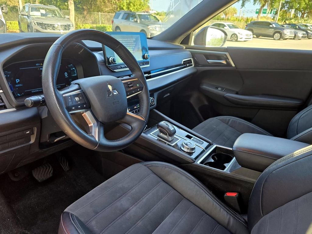 Used 2023 Mitsubishi Outlander SE Black Edition FWD image 35