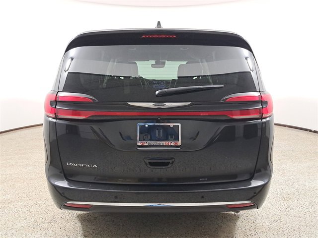 Used 2023 Chrysler Pacifica Touring-L image 6