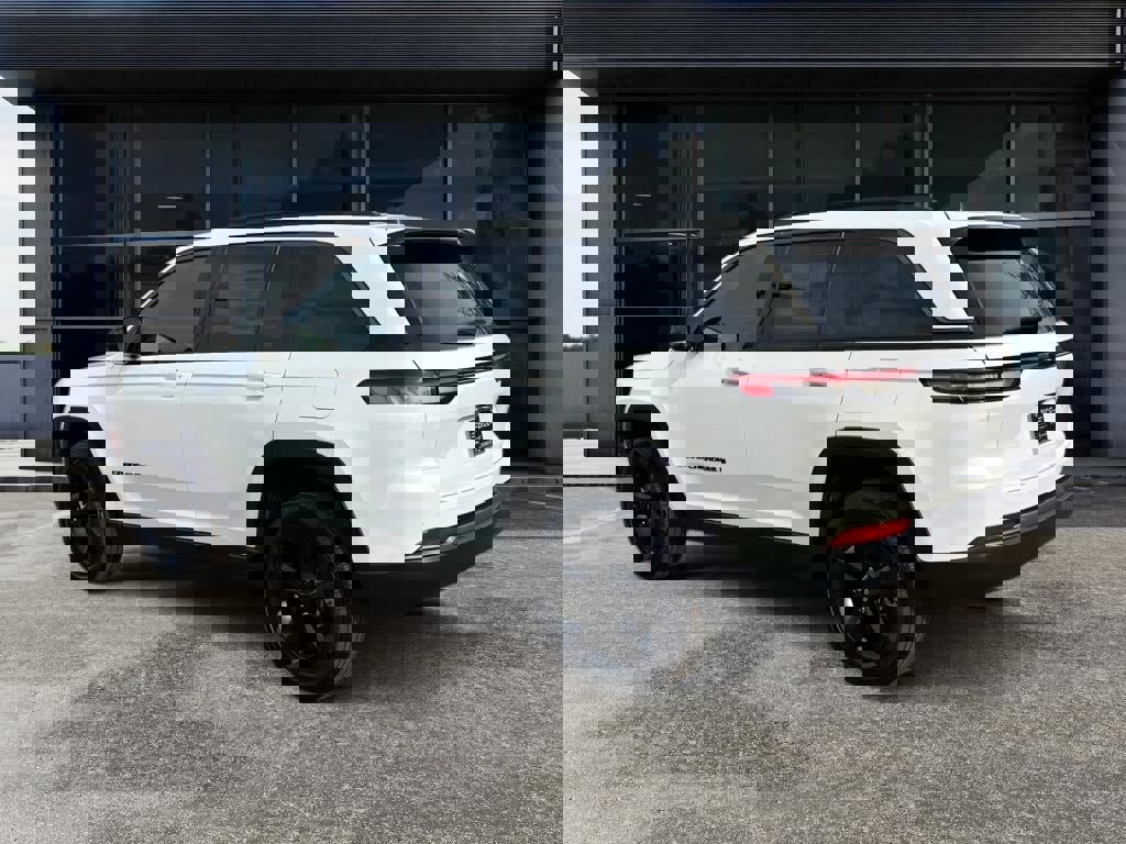 New 2026 Jeep Grand Cherokee Limited w/ Limited Altitude Package image 4