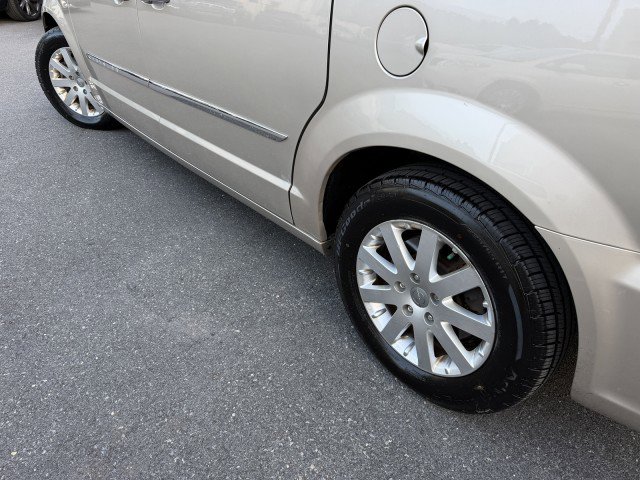 Used 2012 Chrysler Town & Country Touring-L w/ Entertainment Group #2 FWD image 28