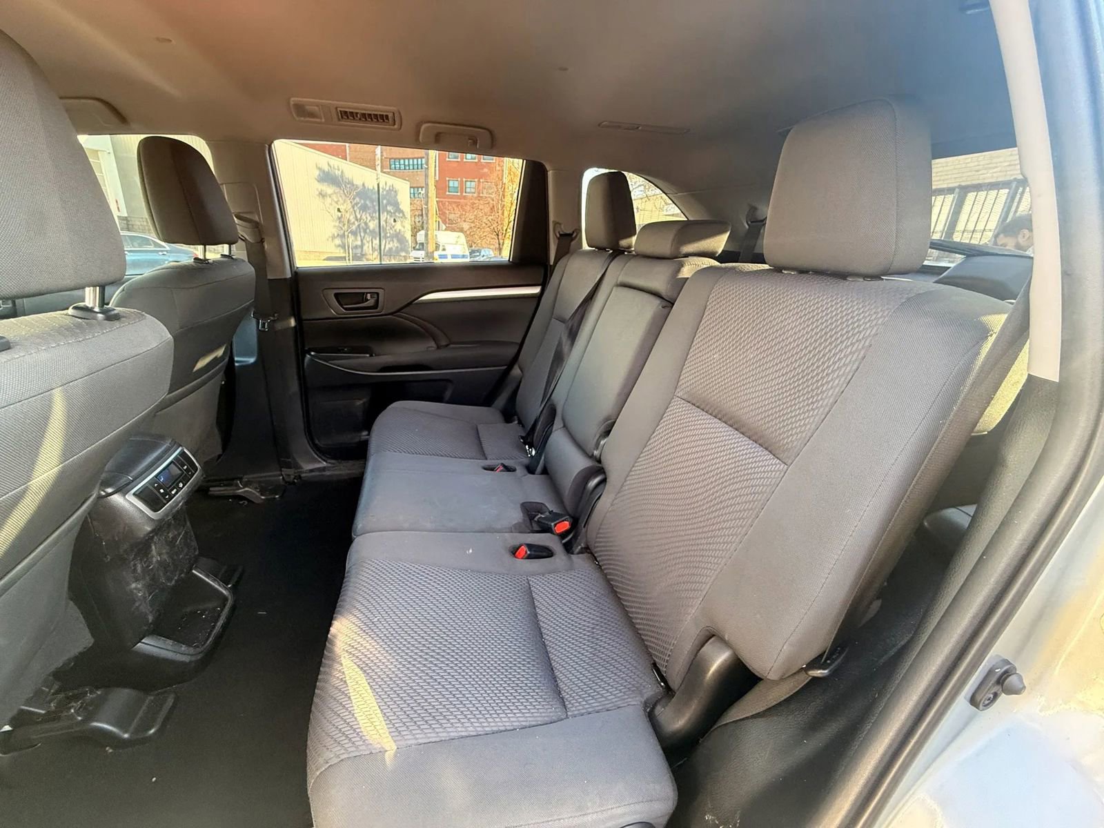 Used 2019 Toyota Highlander LE AWD/4WD image 25