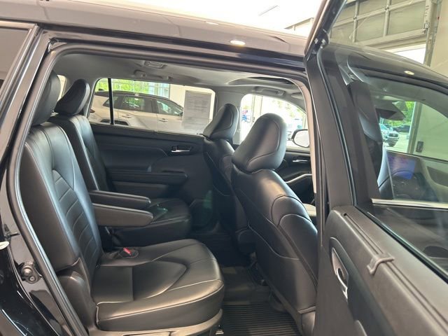 Used 2023 Toyota Highlander XLE FWD image 19