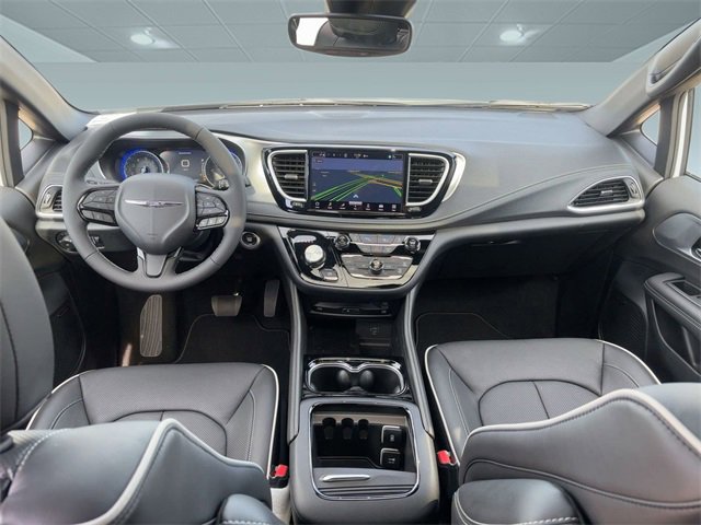 New 2026 Chrysler Pacifica Limited w/ Uconnect Theater Family Group image 17