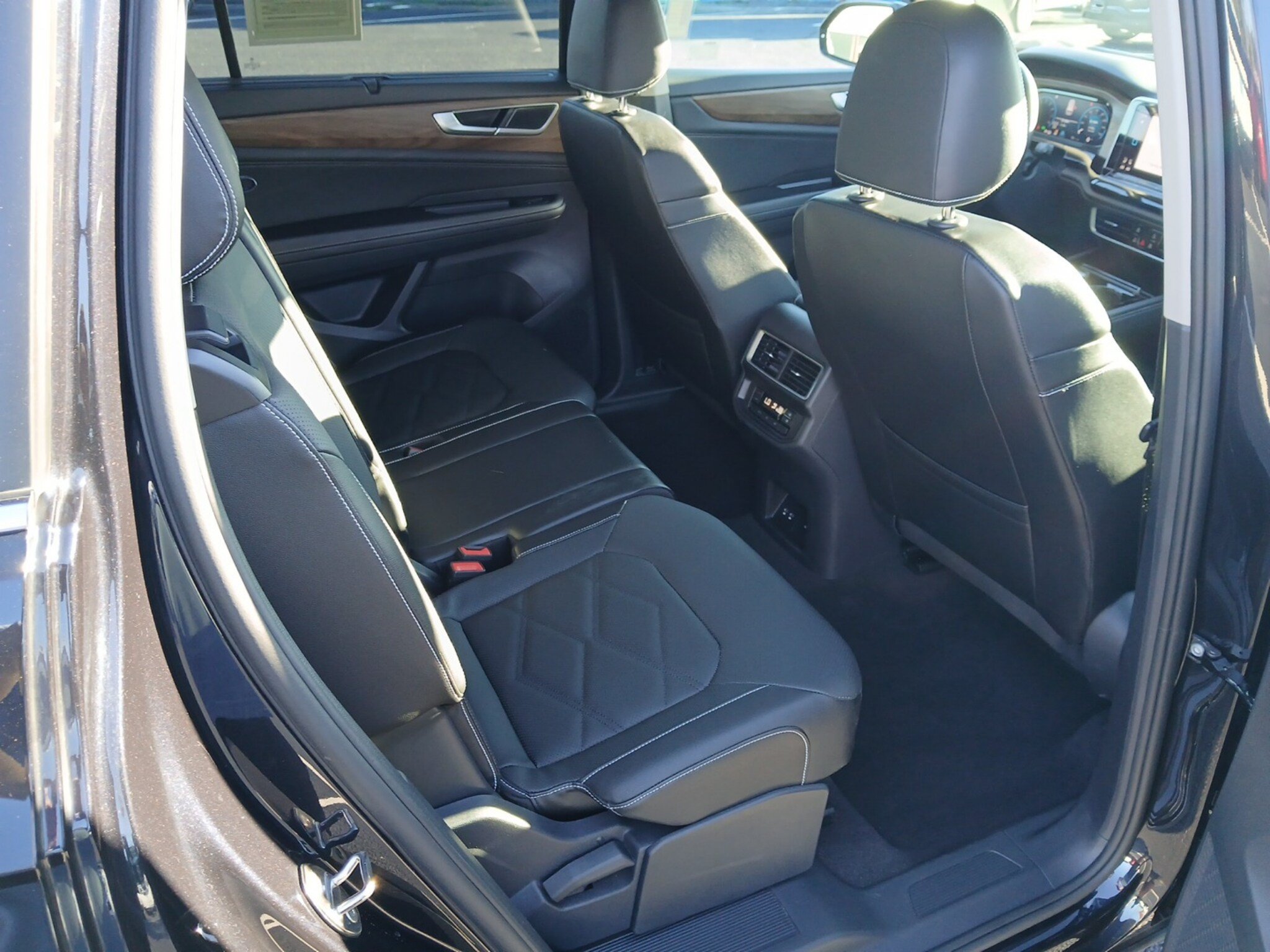 Used 2025 Volkswagen Atlas SE FWD image 33