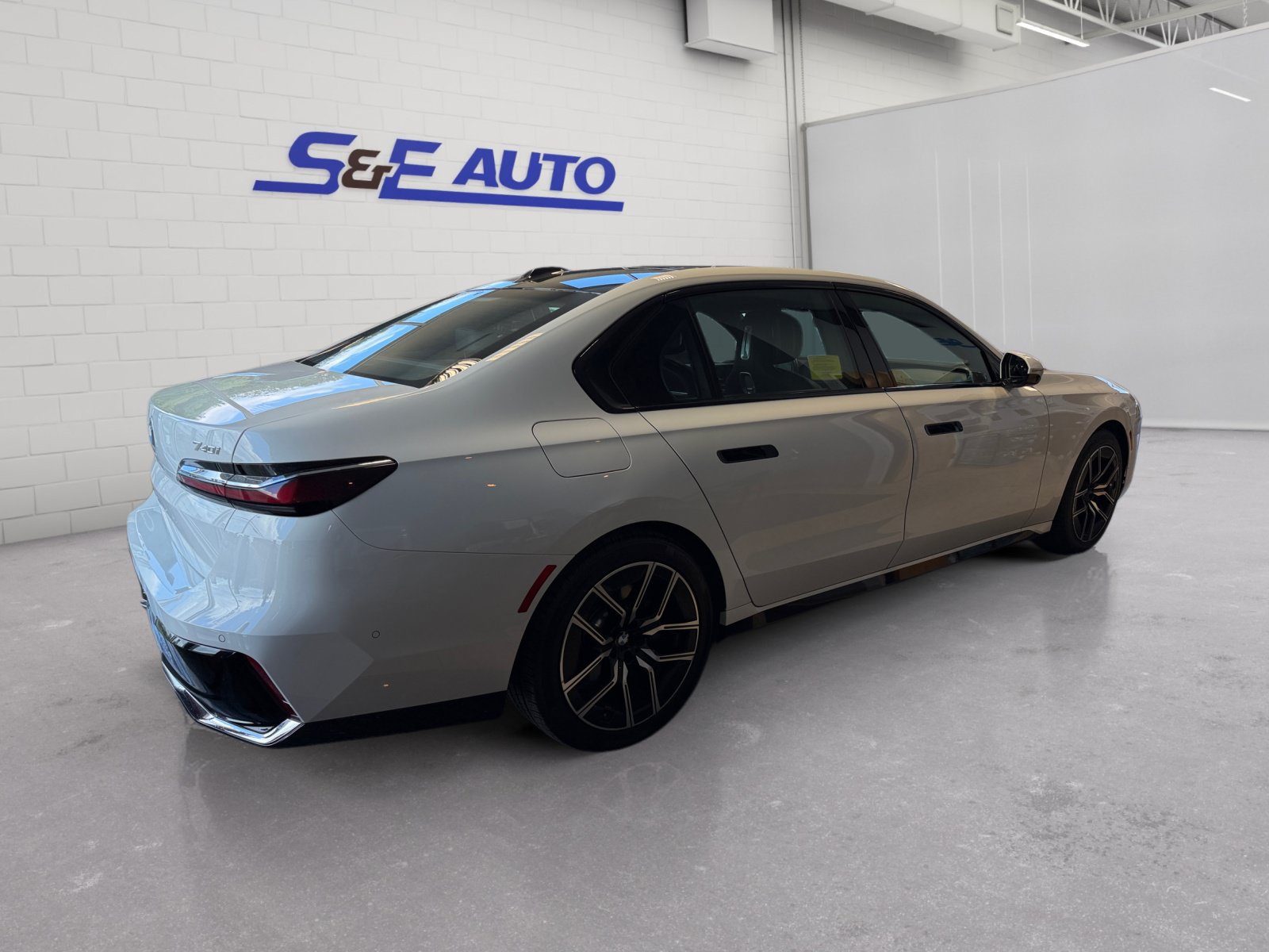 Used 2025 BMW 740i xDrive AWD/4WD image 3