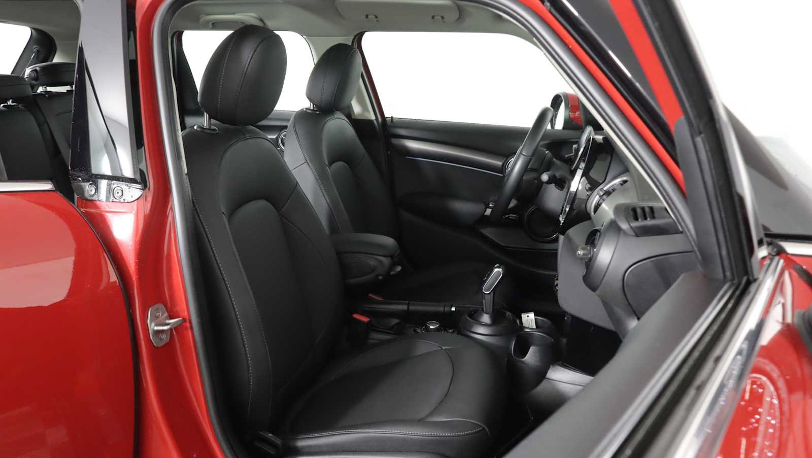 Used 2024 MINI Cooper 4-Door Hardtop FWD image 10