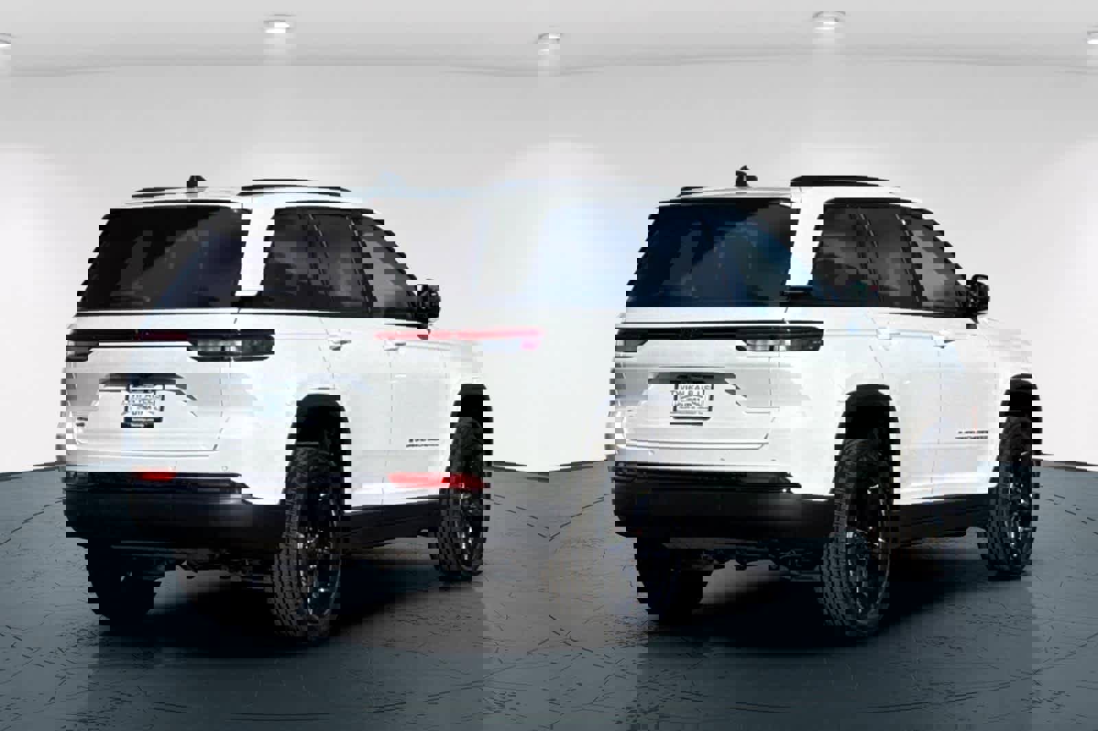 New 2025 Jeep Grand Cherokee Laredo image 2