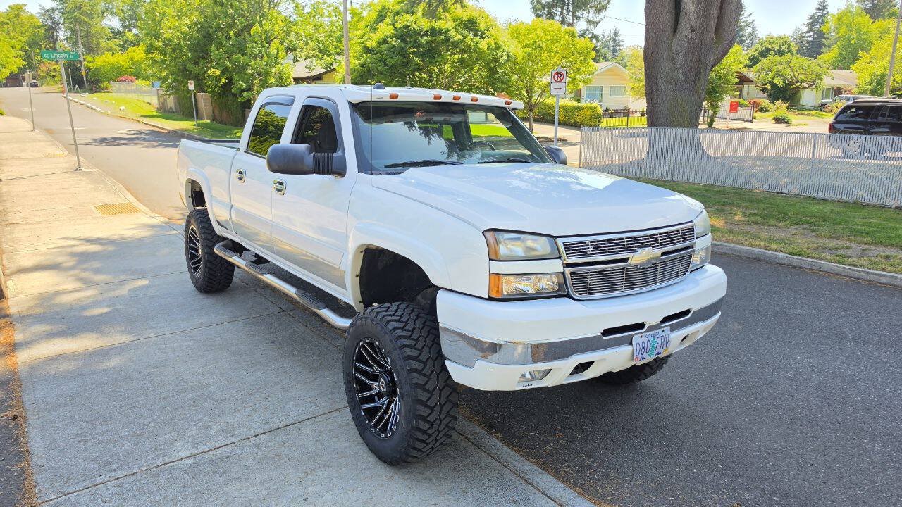 Used 2005 Chevrolet Silverado 2500 LS w/ Heavy-Duty Power Package AWD/4WD image 3