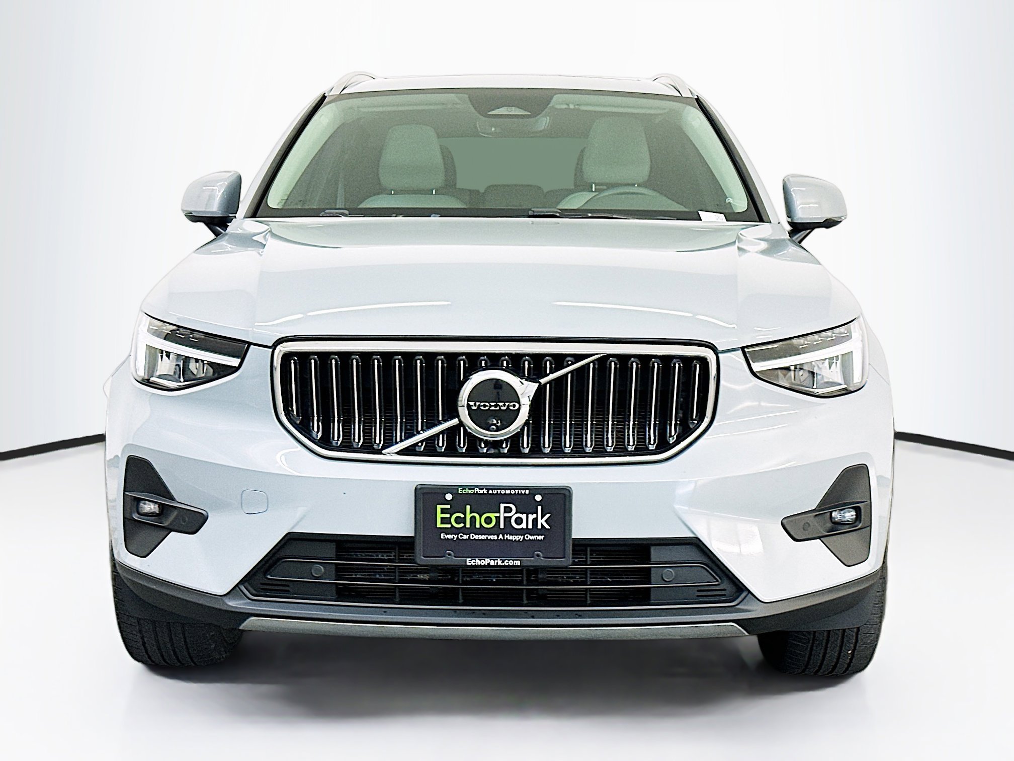 Used 2024 Volvo XC40 B5 Plus image 2