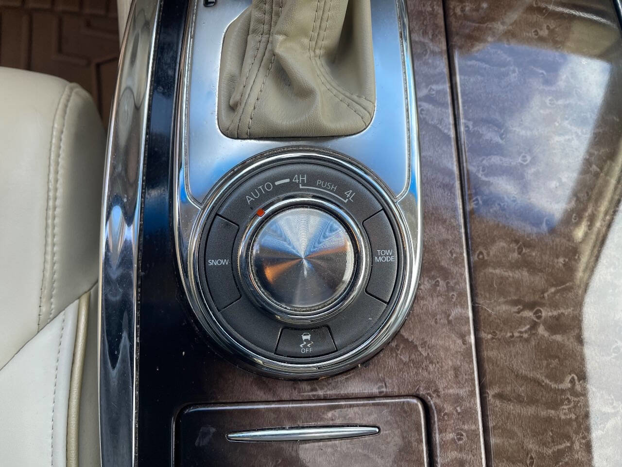 Used 2011 INFINITI QX56 Base 4x4 4dr SUV w/ Deluxe Touring Pkg image 16