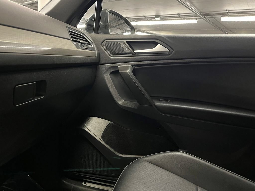 Used 2021 Volkswagen Tiguan SE R-Line AWD/4WD image 31