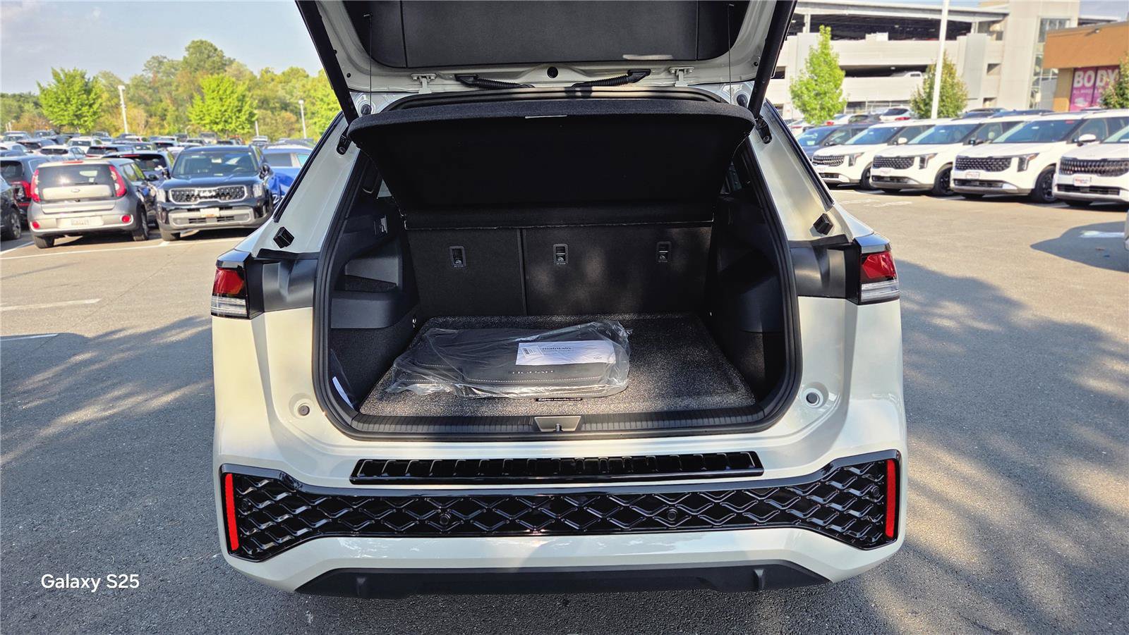 New 2026 Volkswagen Tiguan SE R-Line AWD/4WD image 5