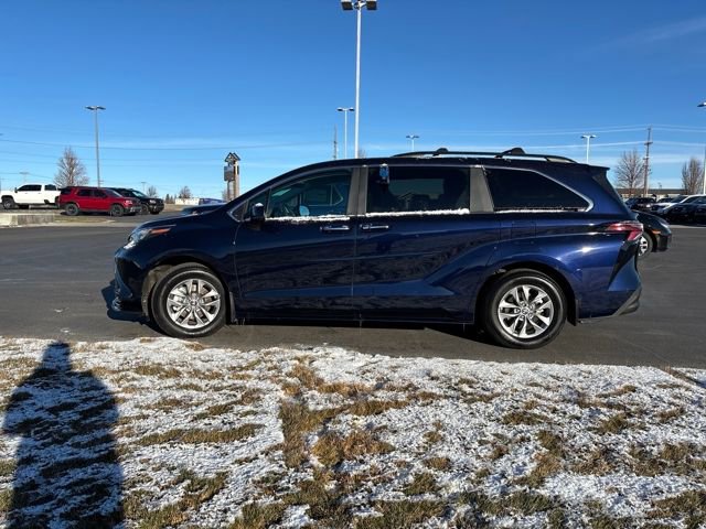Used 2025 Toyota Sienna XLE image 6