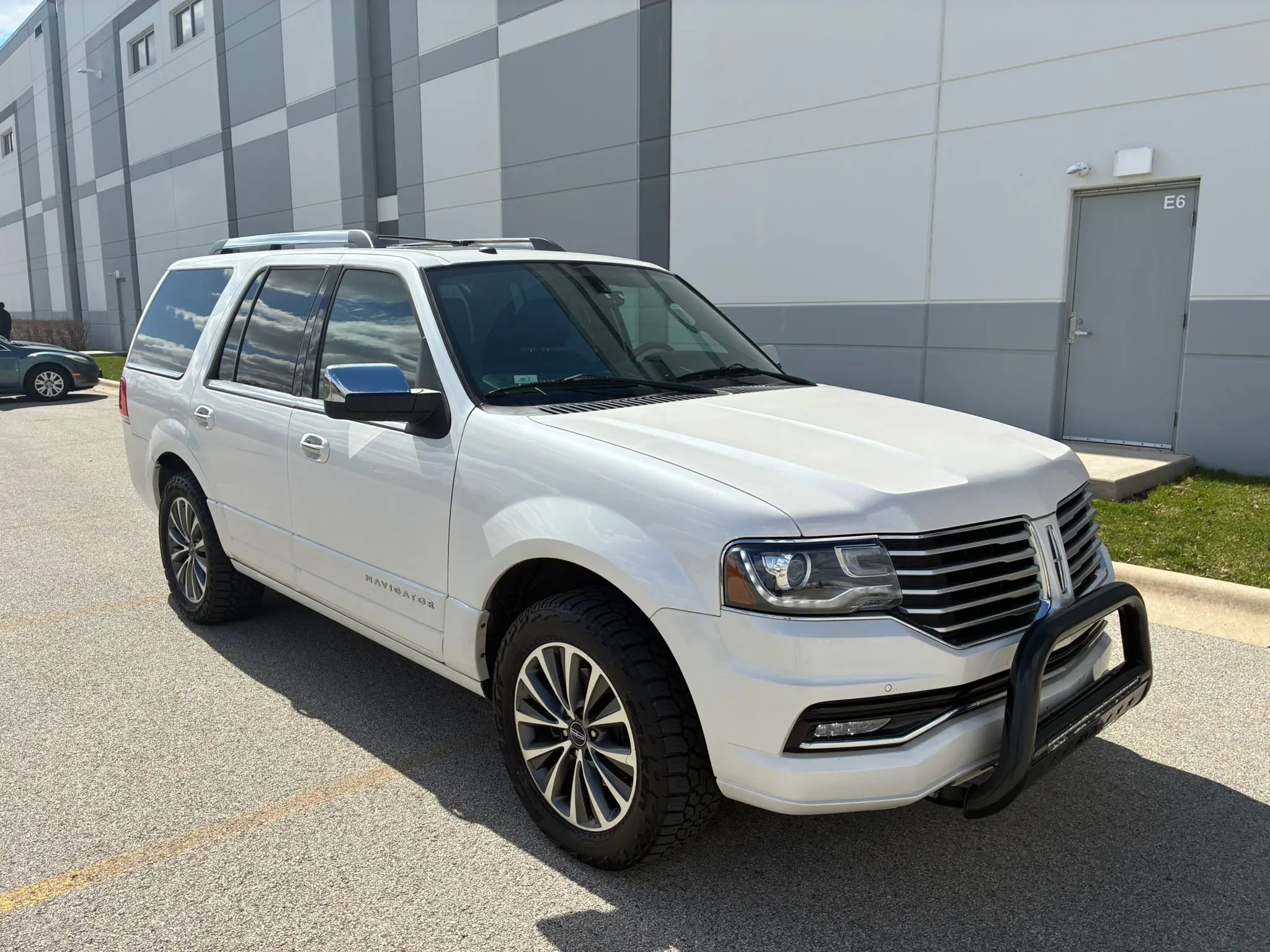 Used 2016 Lincoln Navigator Select image 3