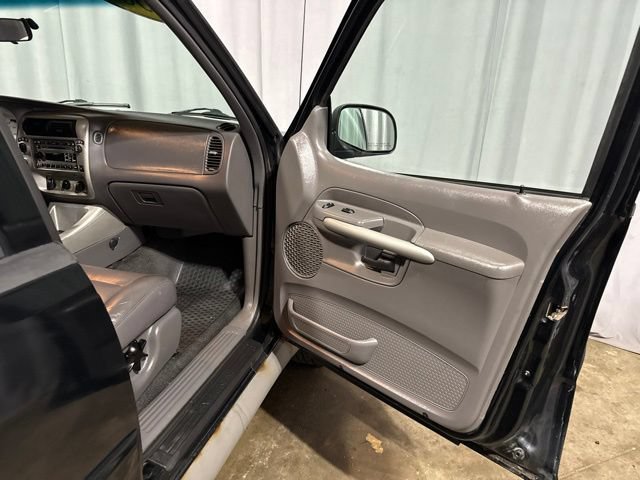 Used 2001 Ford Explorer Sport Trac 4x4 image 26