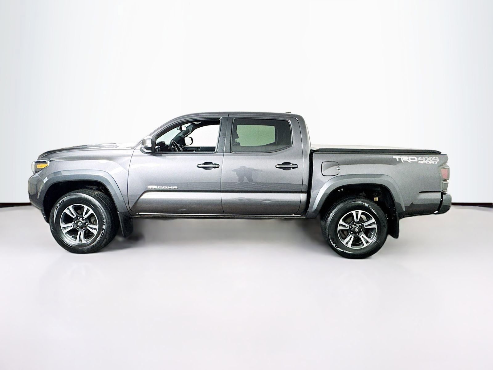 Used 2017 Toyota Tacoma TRD Sport image 4