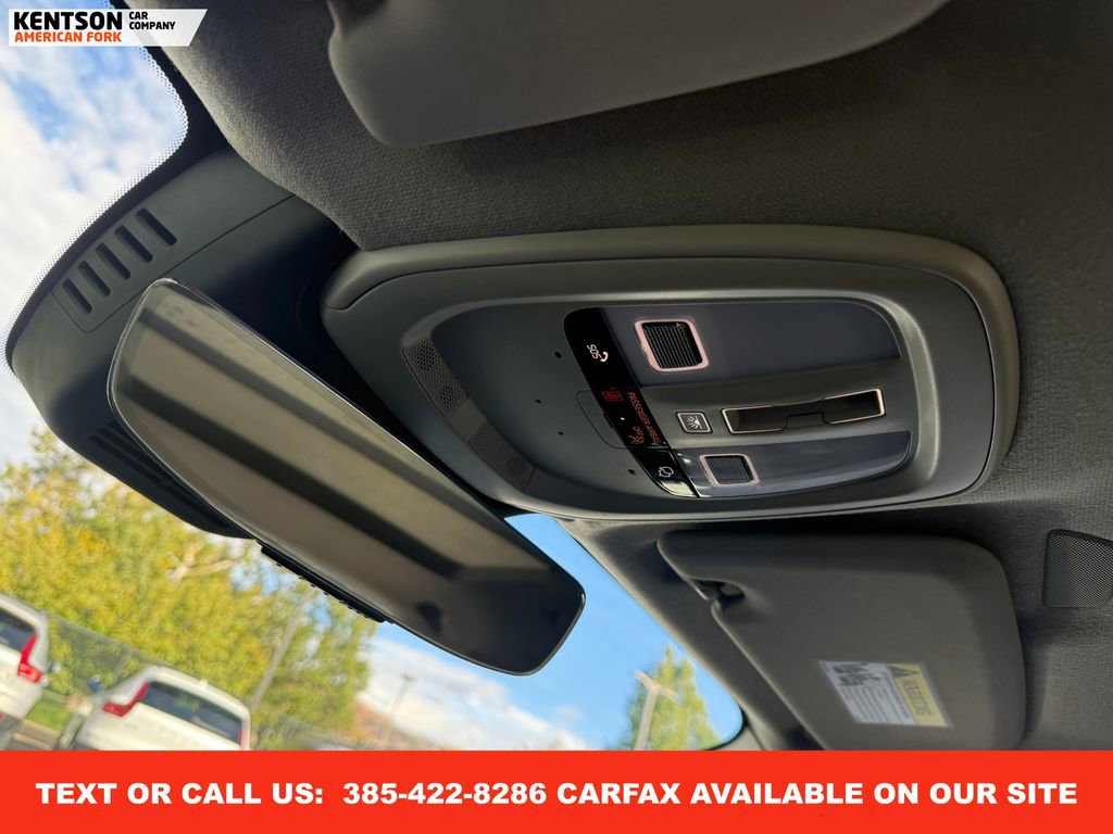 Used 2025 Volvo XC40 B5 Plus image 25