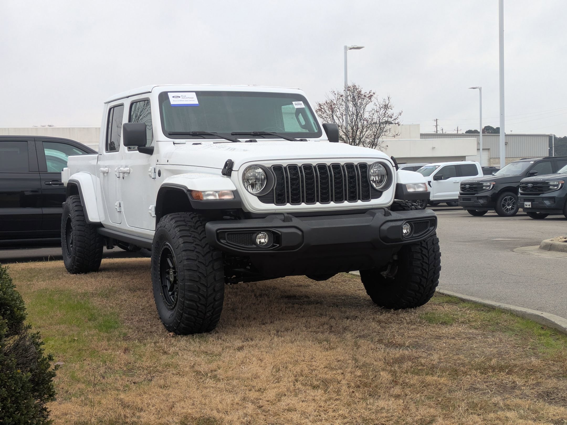 Used 2025 Jeep Gladiator Sport image 2