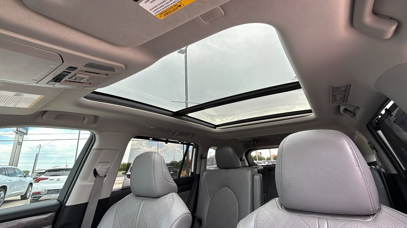 Used 2022 Toyota Highlander Platinum image 12