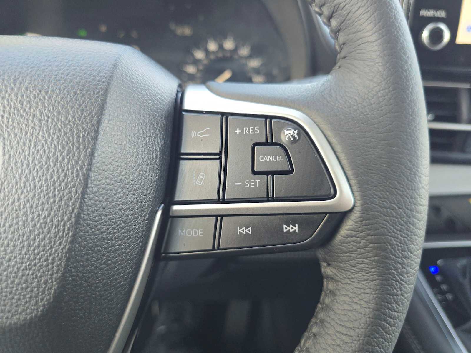 Certified 2025 Toyota Sienna XLE FWD image 32