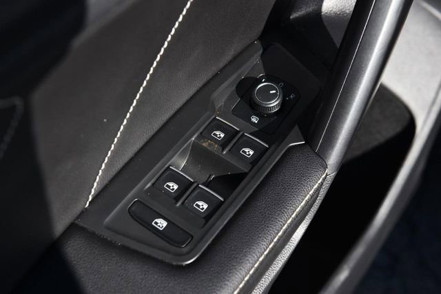 Used 2023 Volkswagen Tiguan SE w/ Panoramic Sunroof Package image 8