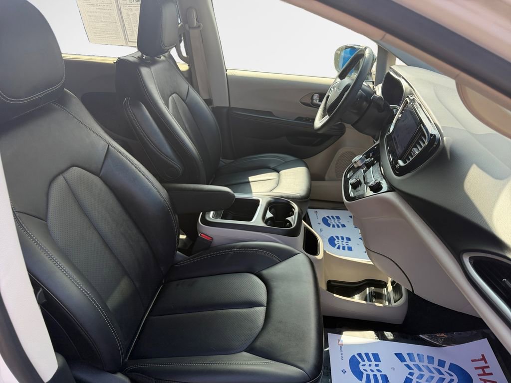 Certified 2024 Chrysler Pacifica Touring-L image 30