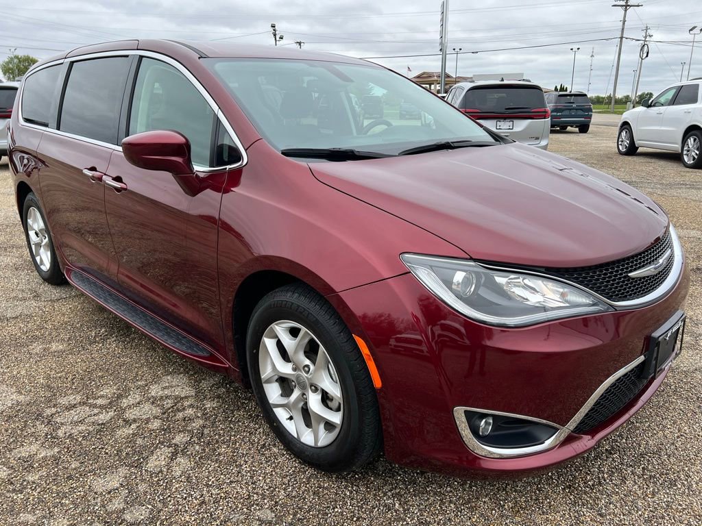 Used 2020 Chrysler Pacifica Touring w/ Tire & Wheel Group FWD image 9