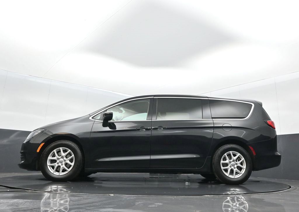 Used 2017 Chrysler Pacifica Touring image 14