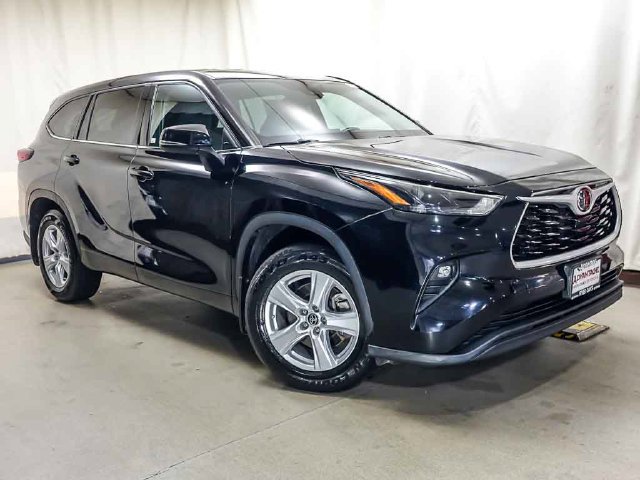 Used 2022 Toyota Highlander LE AWD/4WD image 2