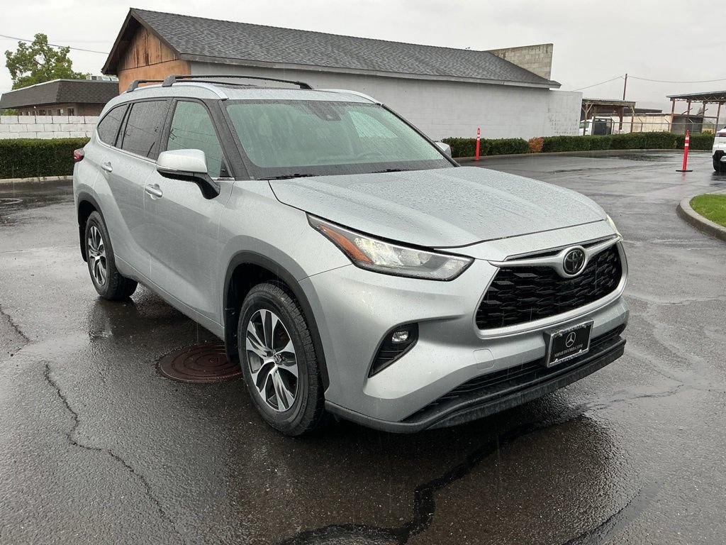 Used 2020 Toyota Highlander XLE AWD/4WD image 6