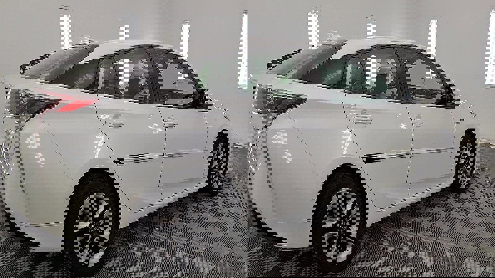 Used 2017 Toyota Prius Four Touring image 4