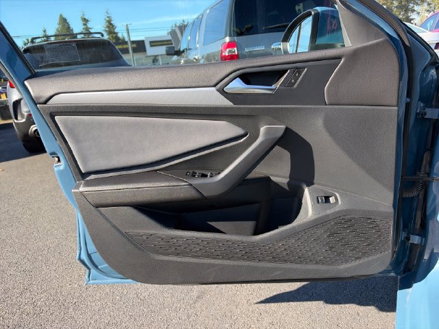 Used 2025 Volkswagen Jetta SE FWD image 23