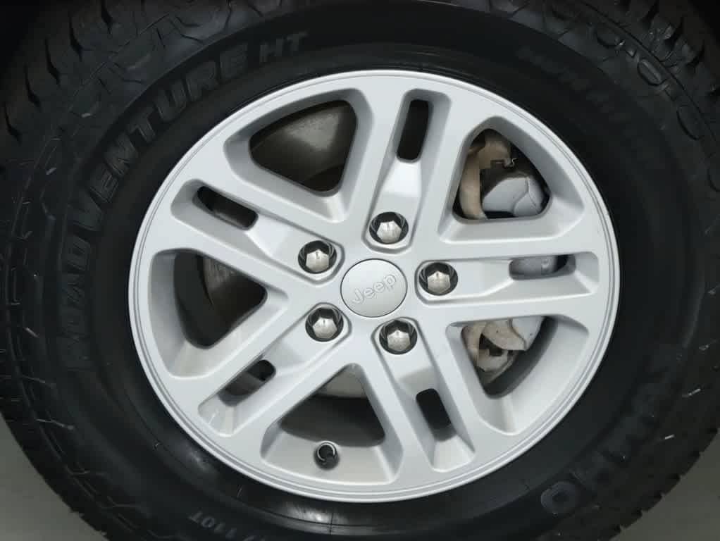 Used 2023 Jeep Grand Cherokee Laredo AWD/4WD image 38