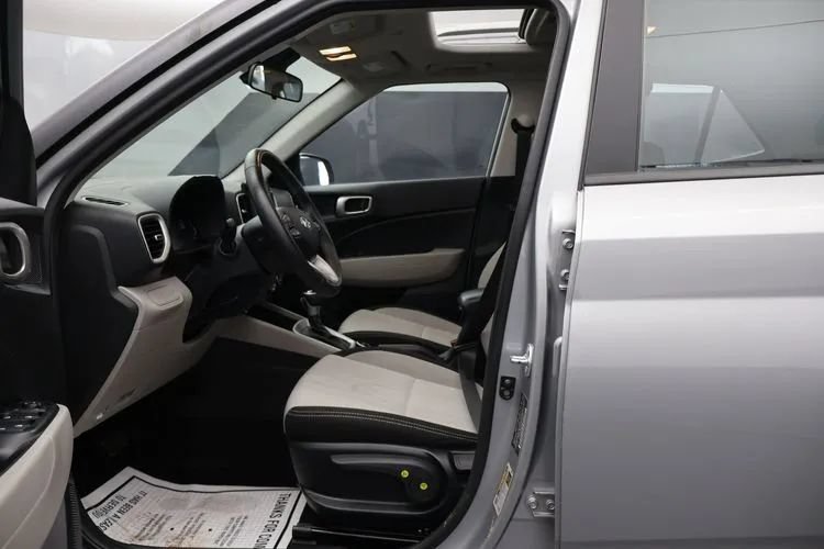 Used 2025 Hyundai Venue SEL FWD image 14