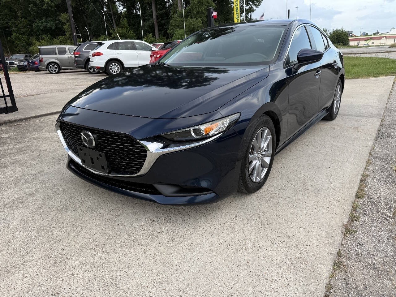 Used 2020 MAZDA MAZDA3 Sedan FWD image 2