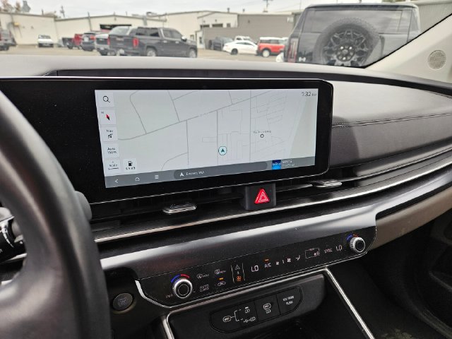 Used 2025 Kia Carnival FWD image 10