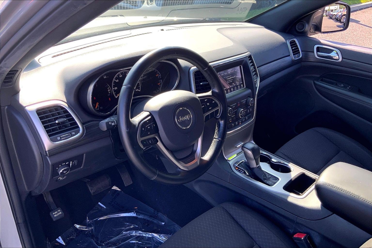 Used 2020 Jeep Grand Cherokee Laredo AWD/4WD image 16