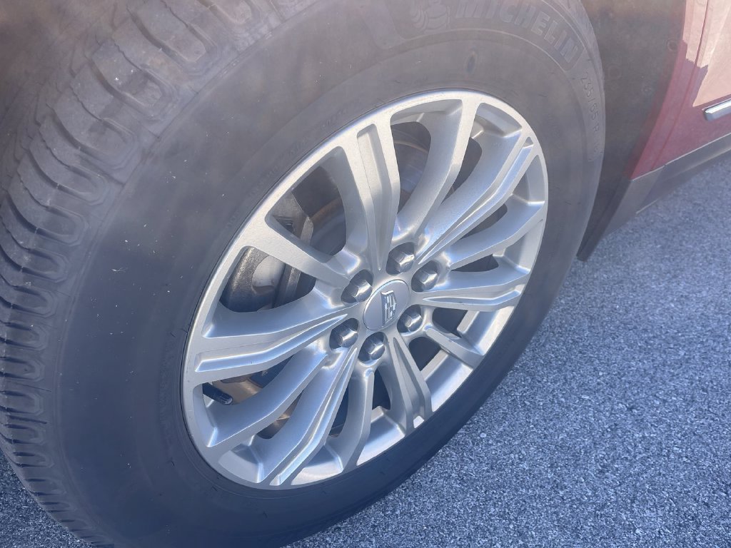 Used 2019 Cadillac XT5 Luxury FWD image 2