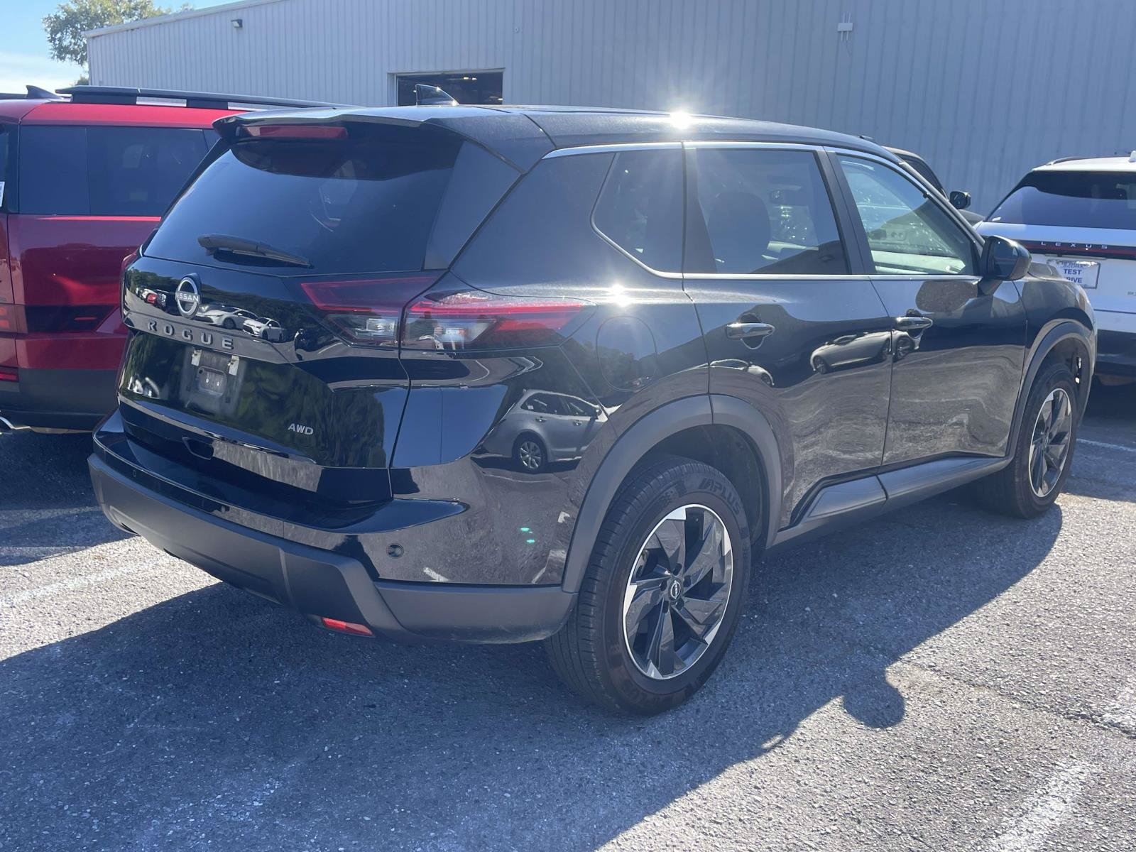 Used 2025 Nissan Rogue SV AWD/4WD image 2