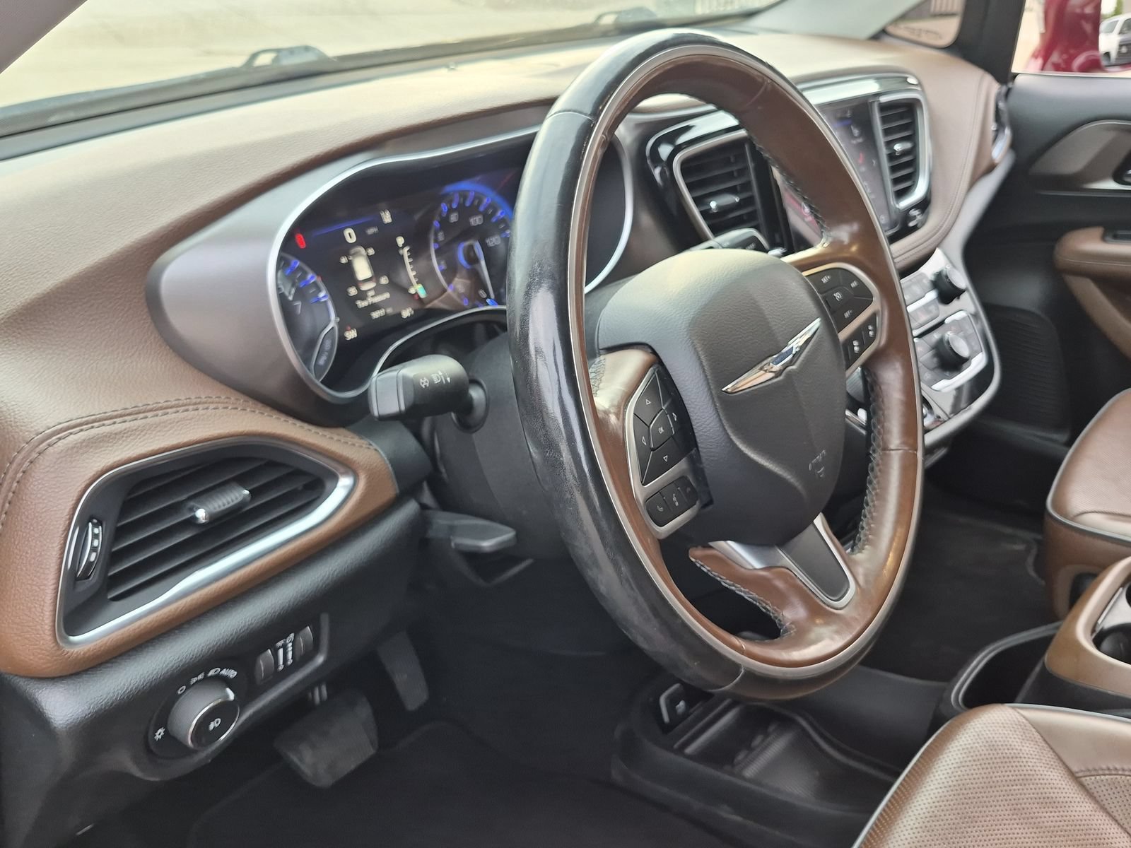 Used 2019 Chrysler Pacifica Limited w/ Tire & Wheel Group FWD image 11