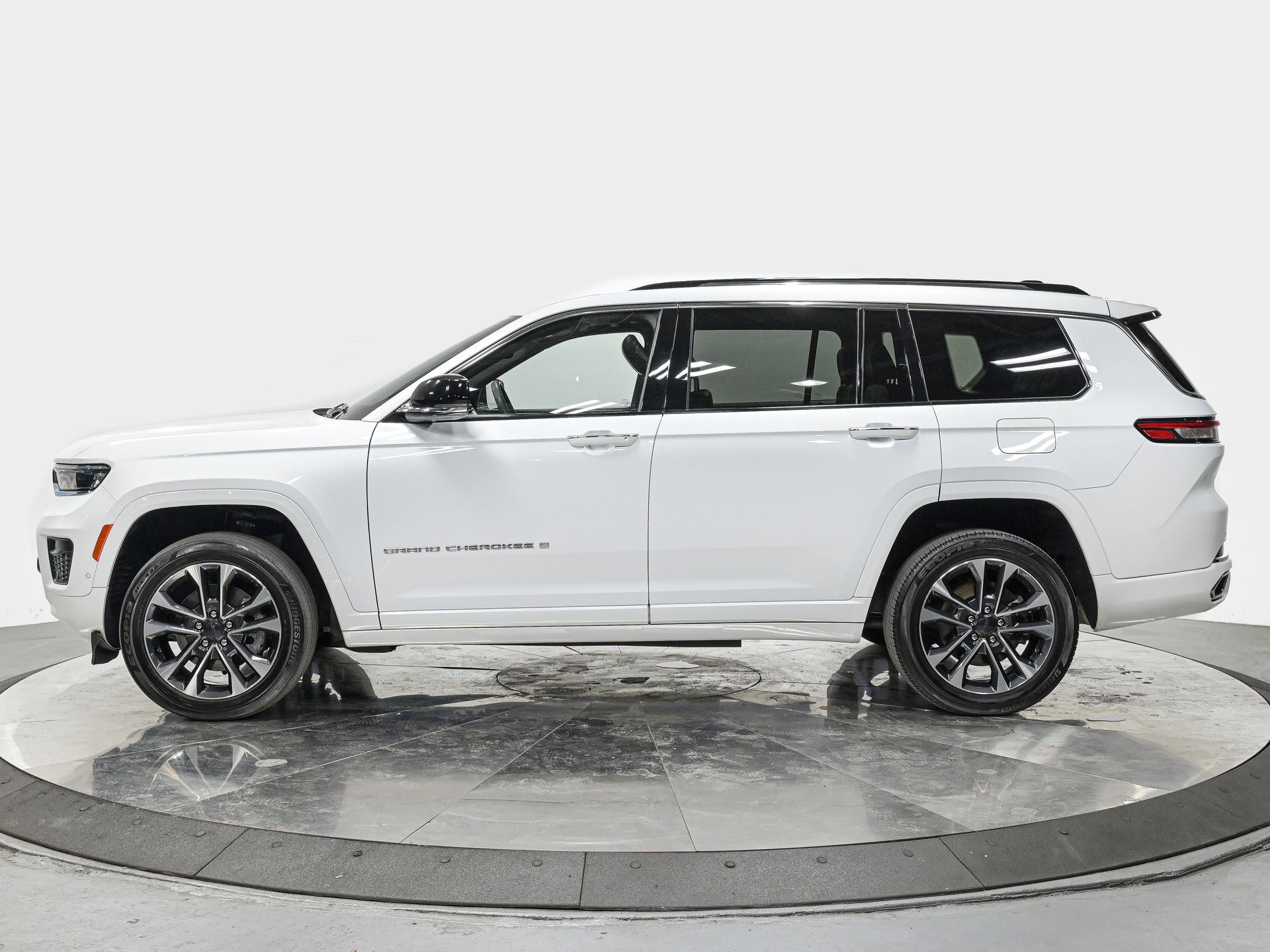 Used 2023 Jeep Grand Cherokee L Overland image 2