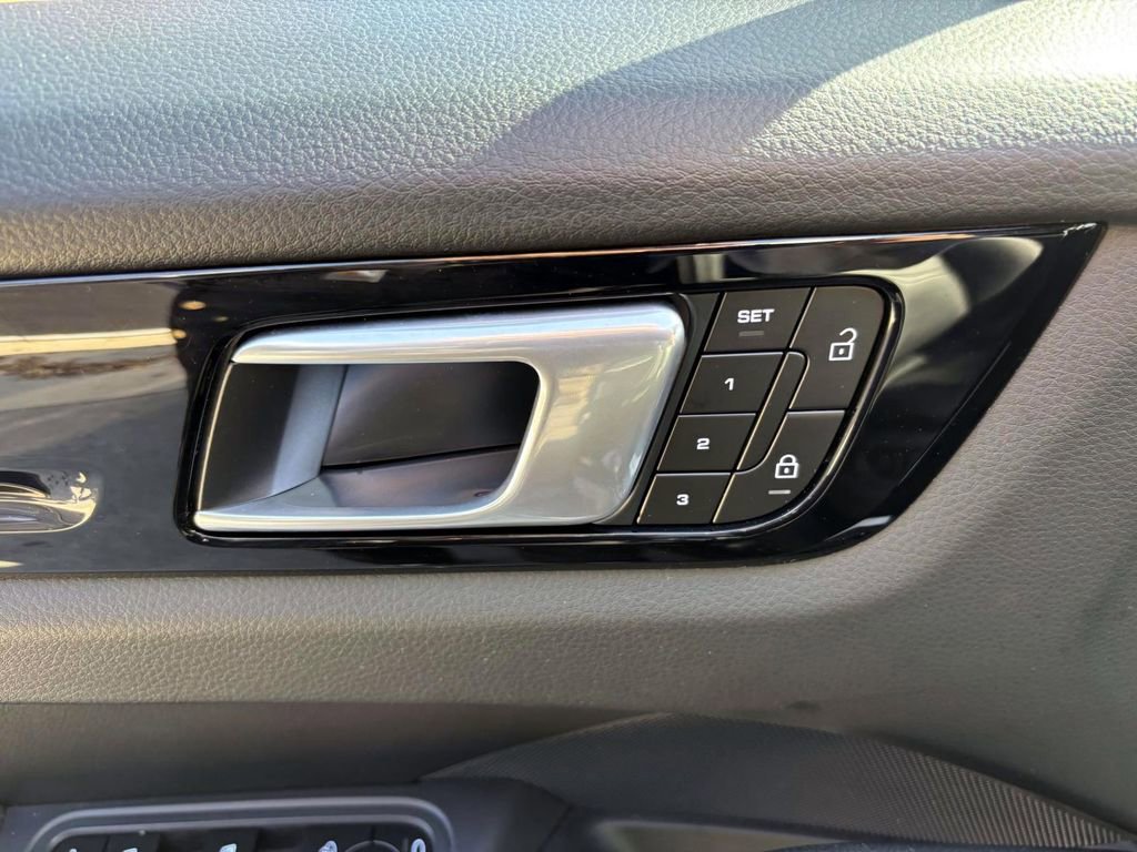 Certified 2022 Porsche Cayenne image 23