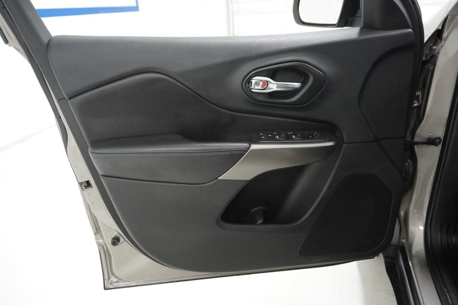 Used 2019 Jeep Cherokee Latitude w/ Popular Appearance Group image 12