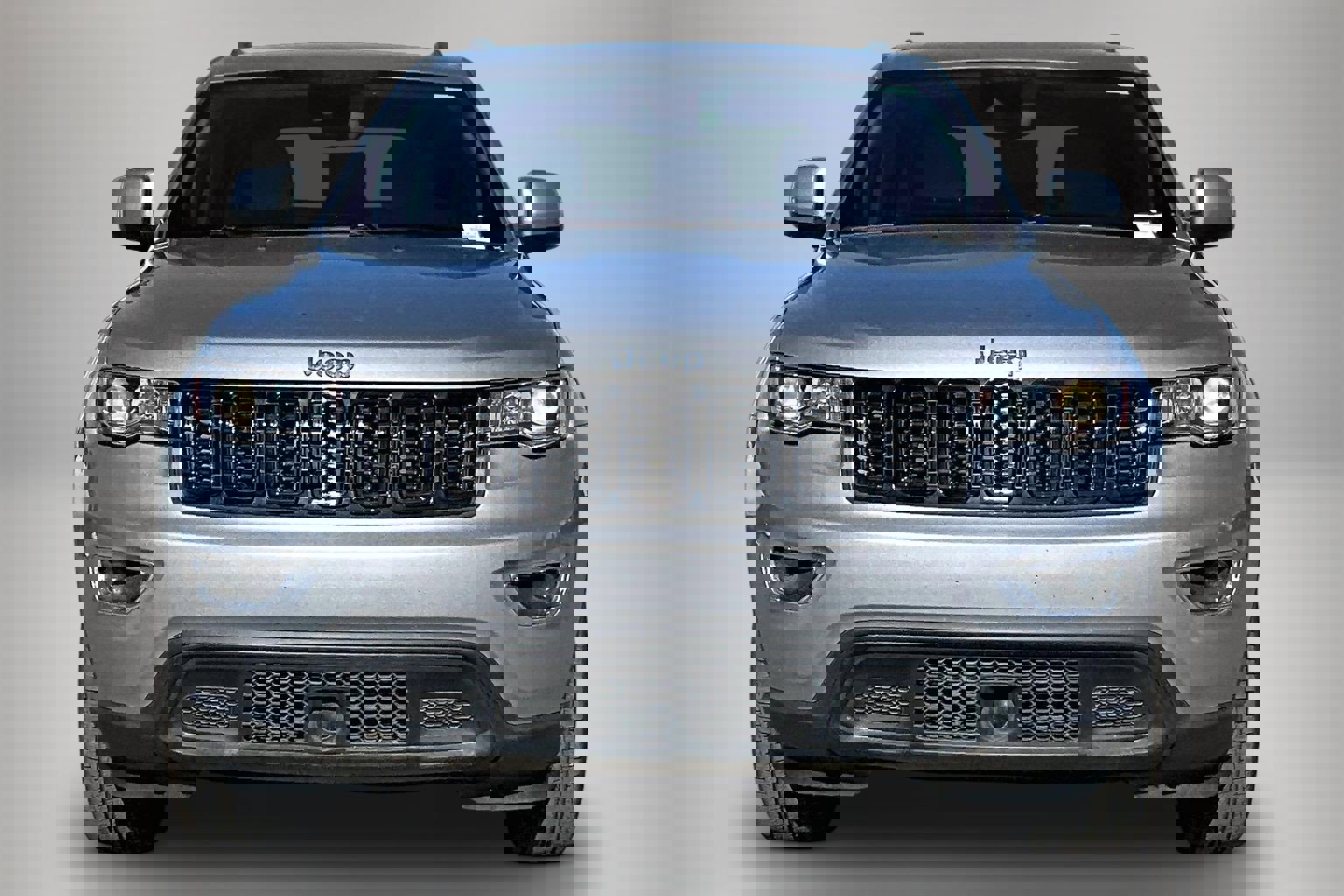 Used 2021 Jeep Grand Cherokee Laredo image 2