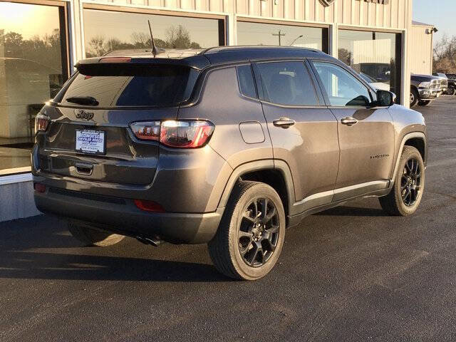 Used 2022 Jeep Compass Latitude image 3