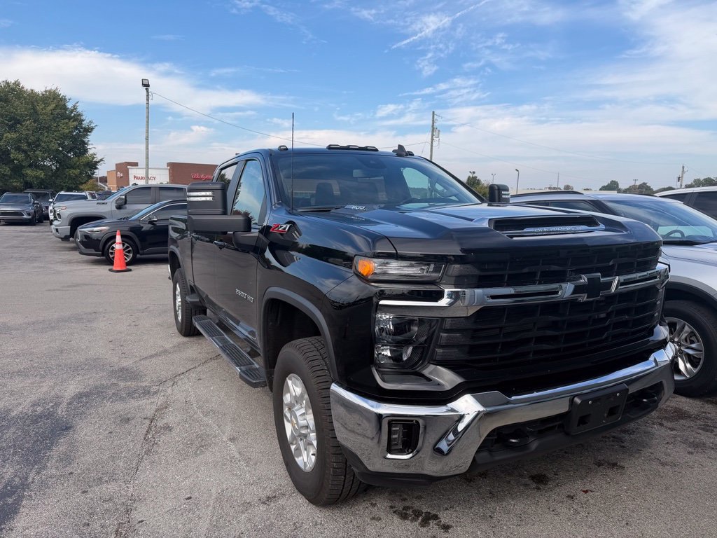 Used 2024 Chevrolet Silverado 2500 LT AWD/4WD image 2