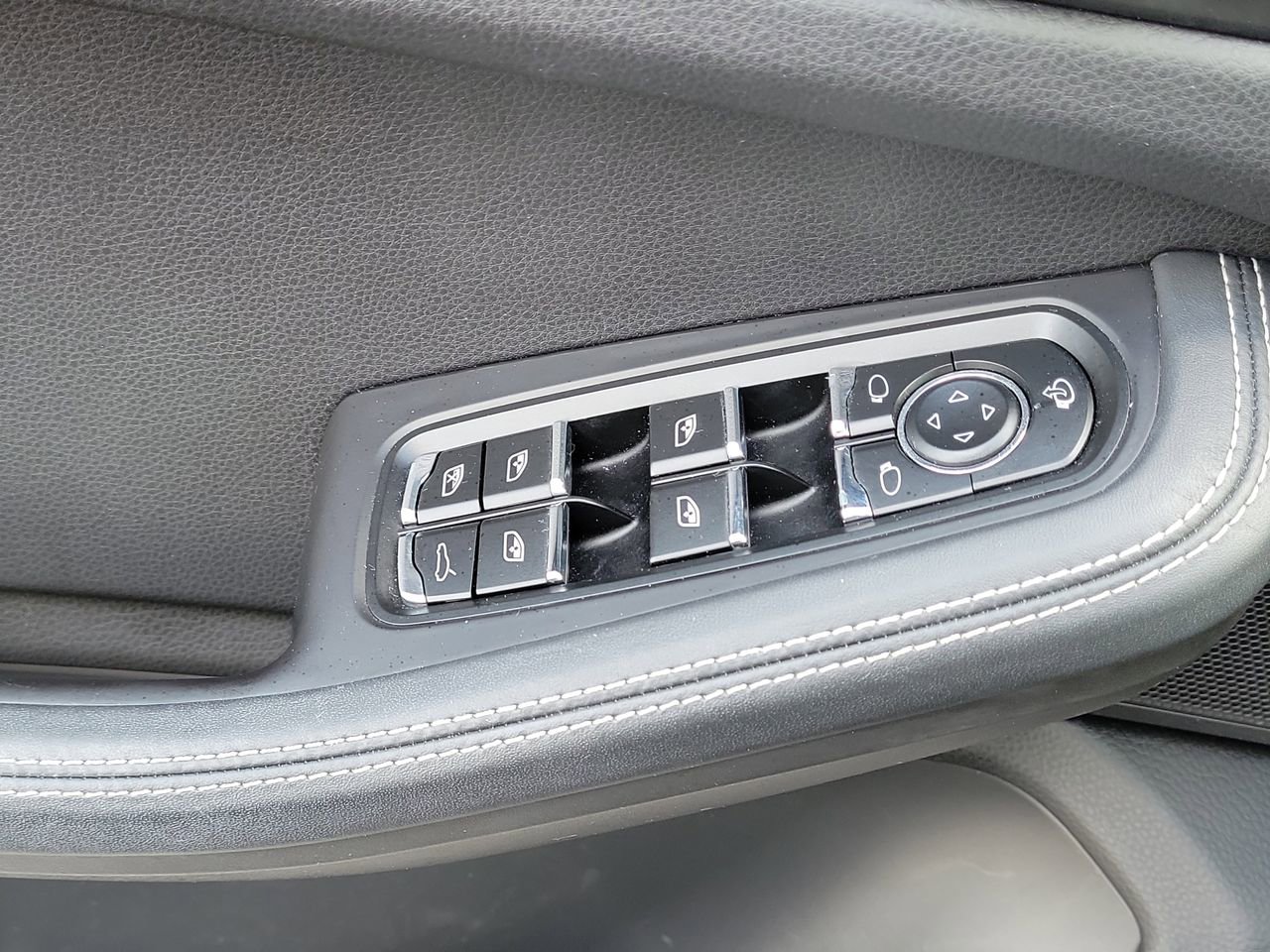 Used 2023 Porsche Macan Turbo image 25