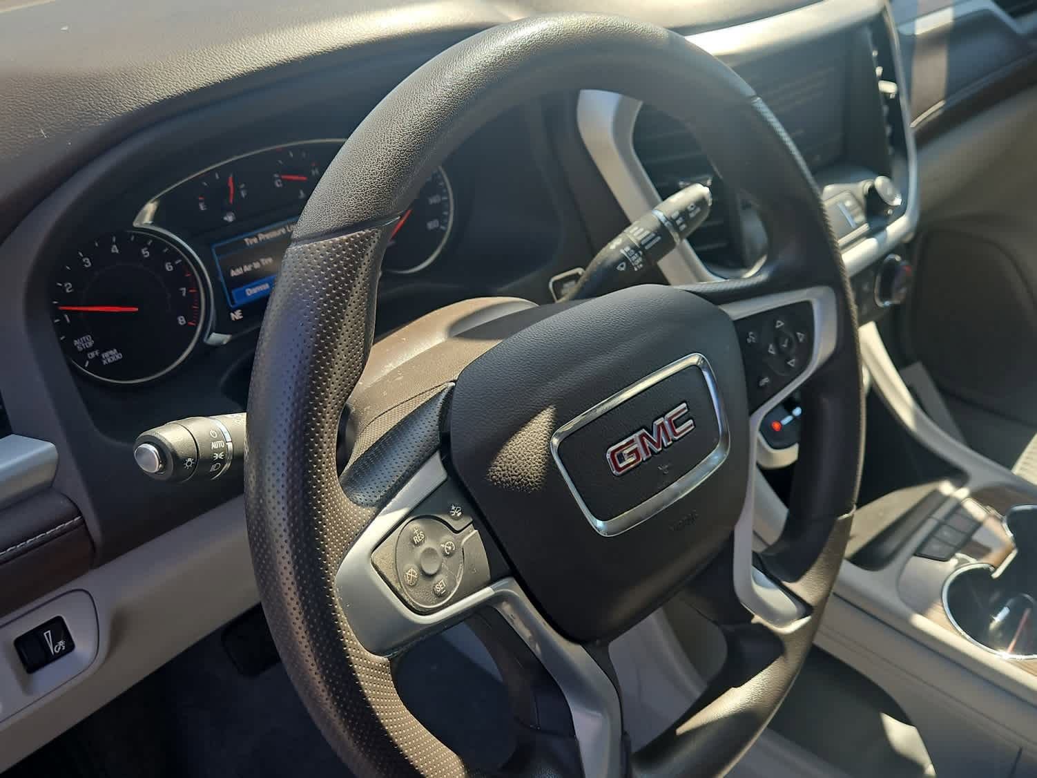 Used 2022 GMC Acadia SLE FWD image 2